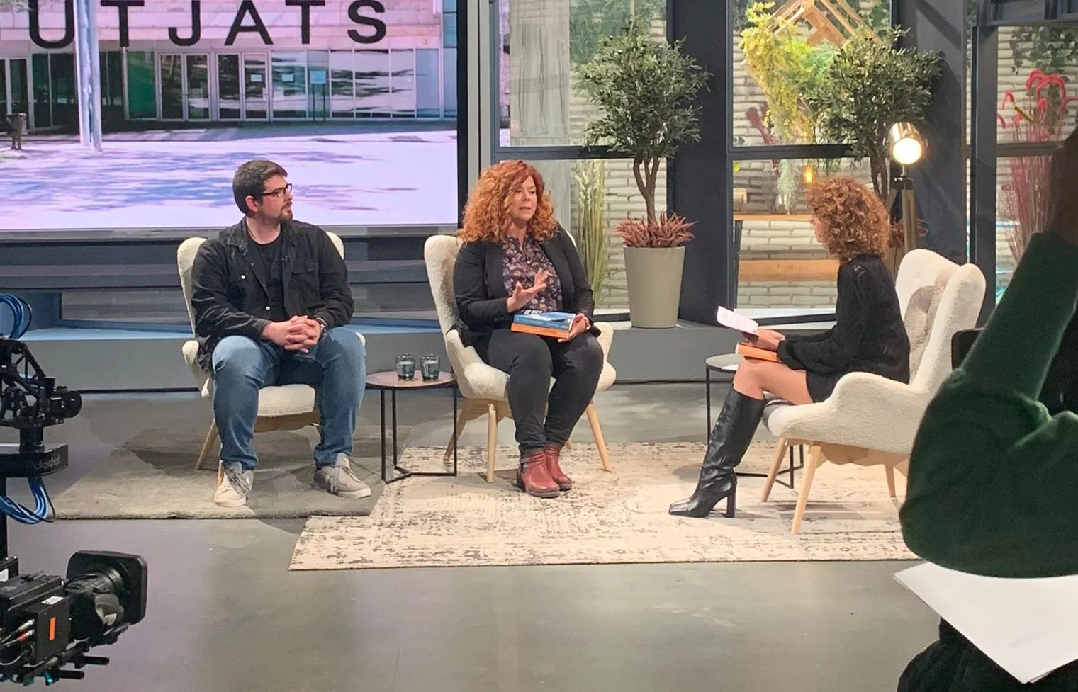presentadora junto a Susana e Ismael en el plató de televisión